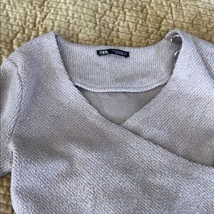Zara Women's Beige V-Neck Sweater